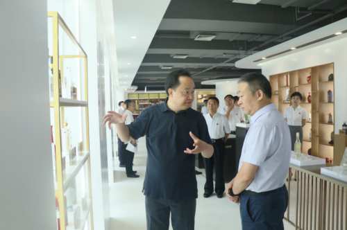 中国酒业协会理事长宋书玉调研川酒集团：酒协酒企协同，共谋“三最”愿景