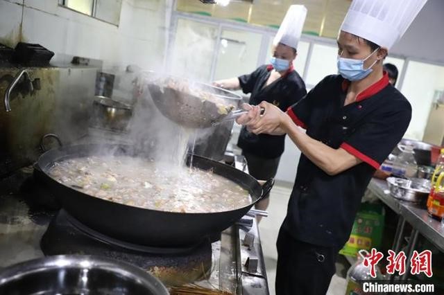 四川消防：“七夕”把最温暖的家乡美食送给最美的逆行者