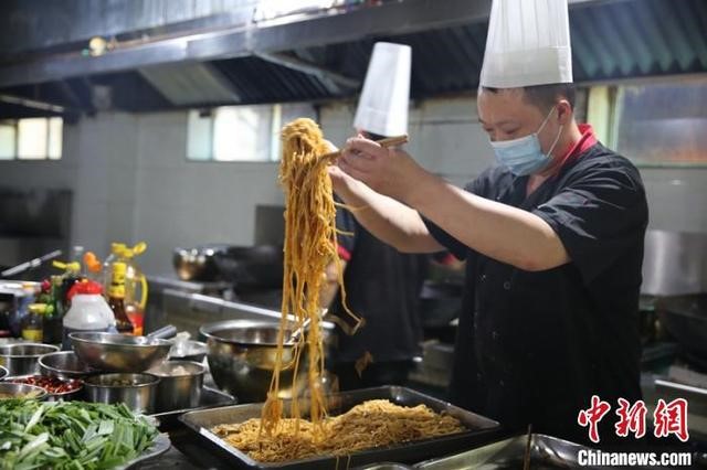 四川消防：“七夕”把最温暖的家乡美食送给最美的逆行者