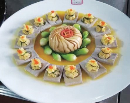 俯瞰长江的餐厅