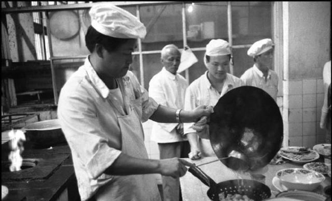 成都“吃货”们分享一组80年代的老照片