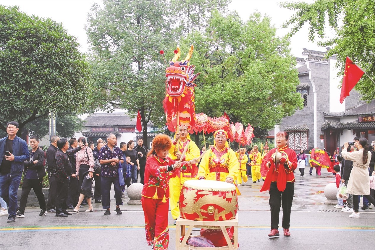 郫都战旗村：村民吃“国庆面” 祝福祖国国泰民安