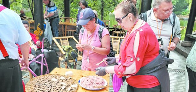老字号的新“蓉耀”： 探寻“大运”时间轴里的美食
