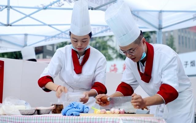成都市青羊区举办中式烹饪大赛 近80名大厨汇聚一堂切磋厨艺