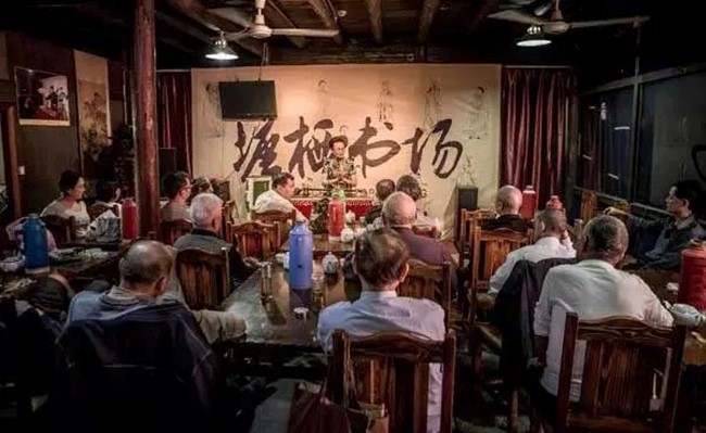 走，去场镇上的茶馆喝夜茶去！