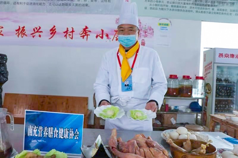 大厨进农庄烹饪赶山鹅 助力乡亲奔小康