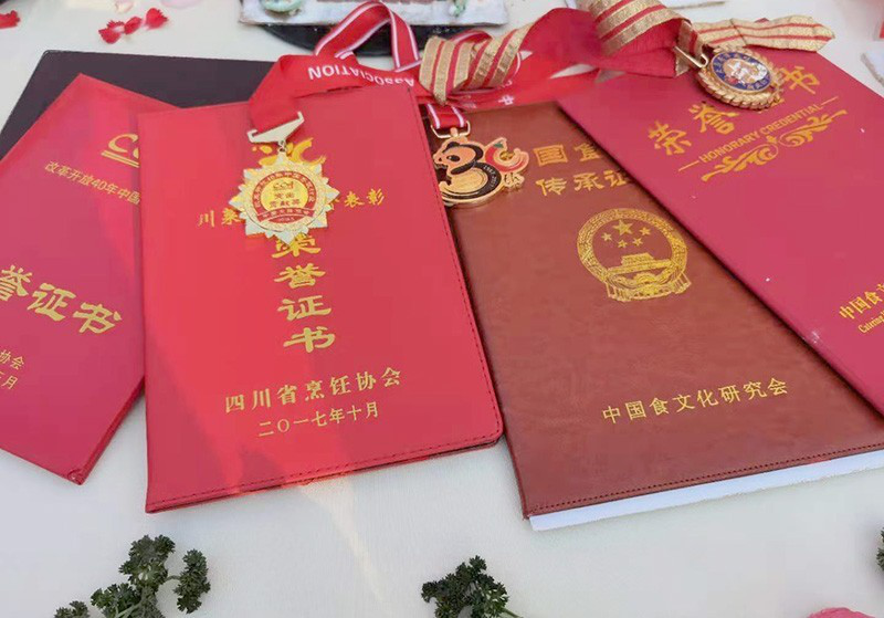 四川南部：“娃娃”厨师初“亮剑”展示指尖好技能