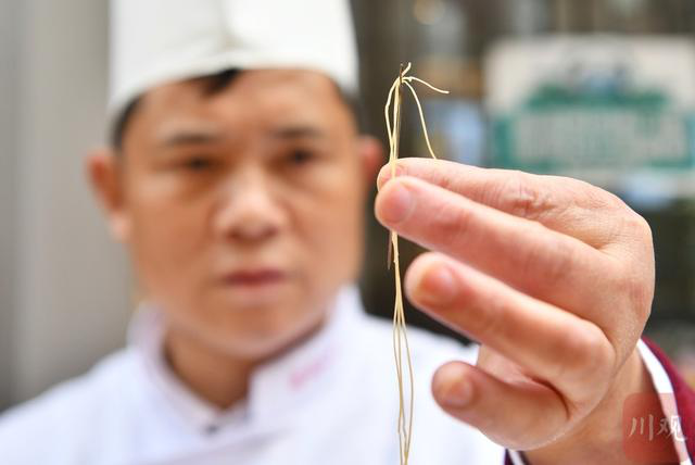 成都街头“大刀金丝面” 面条细如发丝针孔可穿五根