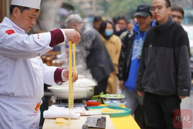 成都街头“大刀金丝面” 面条细如发丝针孔可穿五根