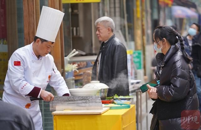 成都街头“大刀金丝面” 面条细如发丝针孔可穿五根
