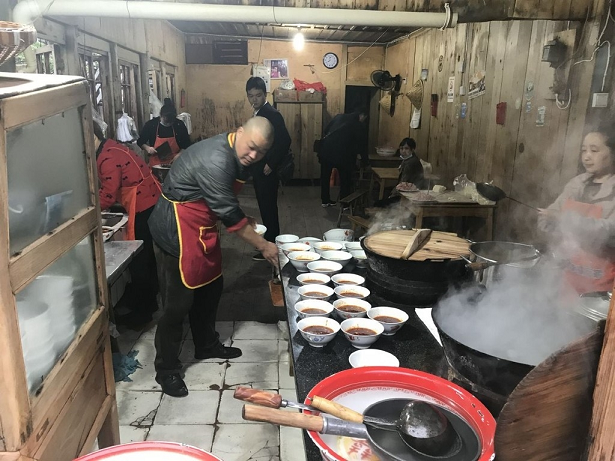 “桥头堡抄手”: 川藏线上的美食坐标