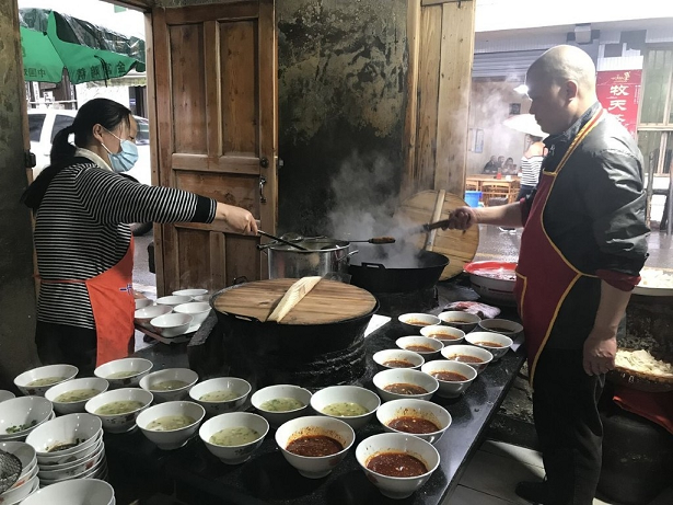 “桥头堡抄手”: 川藏线上的美食坐标