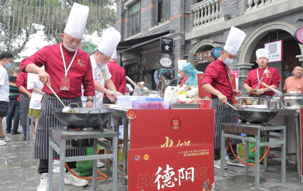 首届成渝火锅邀请赛在蓉落幕 成渝德眉资等地知名火锅企业的100名选手同台竞技