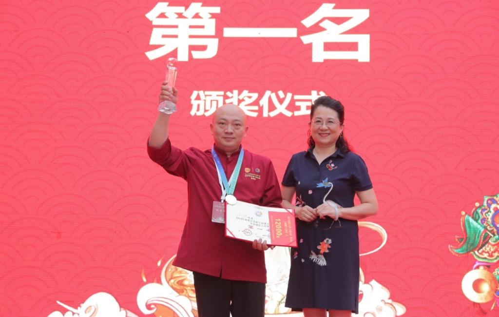 首届成渝火锅邀请赛在蓉落幕 成渝德眉资等地知名火锅企业的100名选手同台竞技