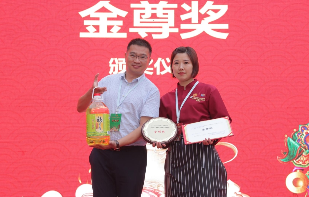 首届成渝火锅邀请赛在蓉落幕 成渝德眉资等地知名火锅企业的100名选手同台竞技