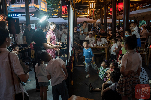 老板，掺茶！来成都喝夜茶 盛夏都市新耍事