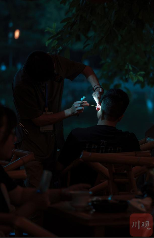 老板，掺茶！来成都喝夜茶 盛夏都市新耍事