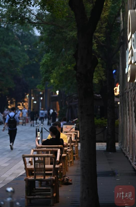 老板，掺茶！来成都喝夜茶 盛夏都市新耍事