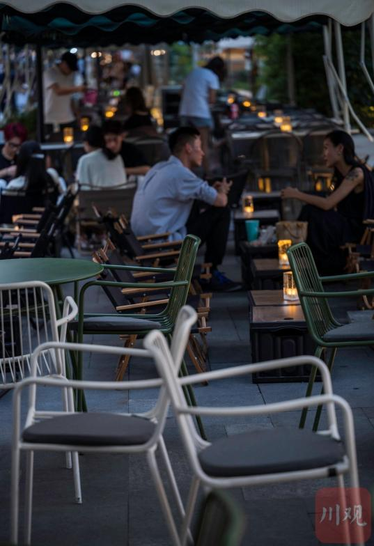 老板，掺茶！来成都喝夜茶 盛夏都市新耍事