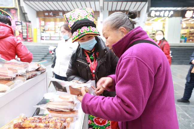 苔子茶老腊肉土蜂蜜……北川好物亮相成都宽窄巷