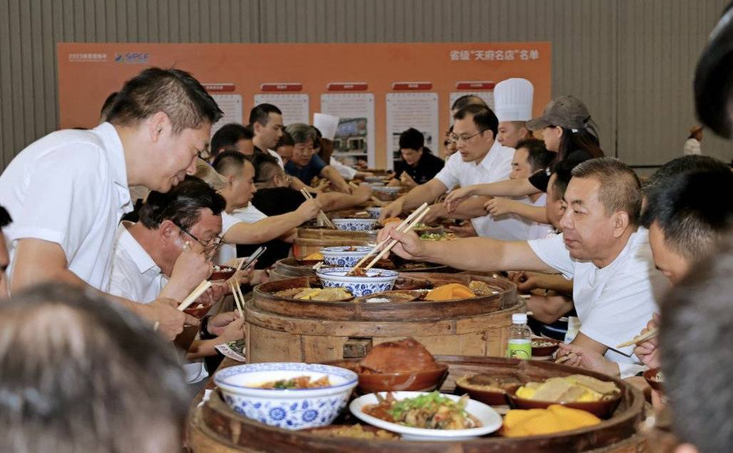 熊猫消费节主题展｜展会飘出“烟火味” 全国首个“民俗非遗美食长桌宴”亮相