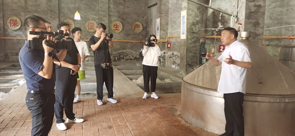 中省媒体记者走进绵竹 探寻白酒产业生产力