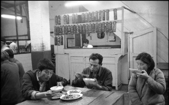 成都“吃货”们分享一组80年代的老照片